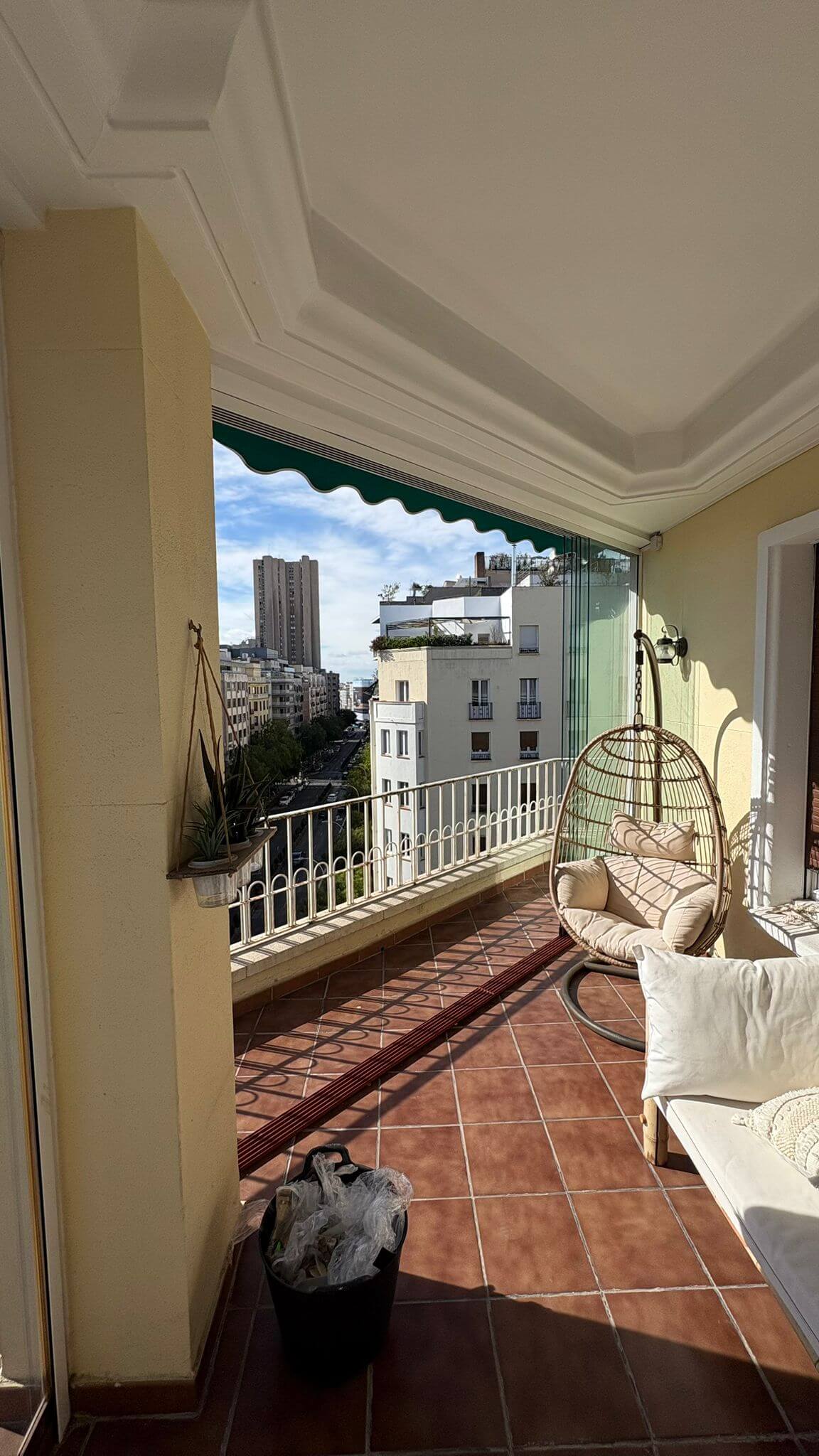 Sistema corredera con estructura metálica blanca